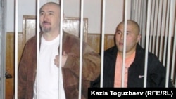 Фигуранты дела о Шаныракских событиях Арон Атабек (слева) и Курмангазы Утегенов. Алматы, 5 октября 2007 года.