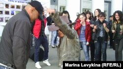 Молодые люди, танцующие рок-н-ролл. Иллюстративное фото.