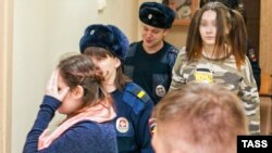 Обвиняемые в жестоком обращении с животными Алина Орлова (слева) и Алена Савченко (справа) в здании суда. Хабаровск. 13 марта 2017 года.