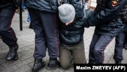 Moskwada Russiýanyň polisiýasy protestçileri tussag edýär. 5-nji noýabr, 2017 ý.