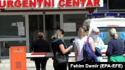 Луѓе чекаат да бидат тестирани за коронавирус пред болница во Сараево