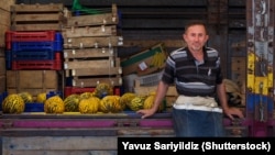 Продавец фруктов и овощей в Турции 