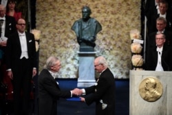 پتر هانتکه در حال دریافت جایزه خود از دست پادشاه سوئد