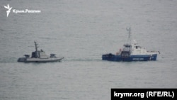 Захоплені українські судна раніше сьогодні вивели з акваторії «Генмола» в Керчі в супроводі російської берегової охорони