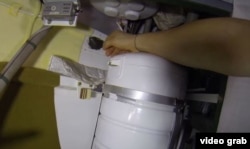 Szergej Prokopjev kozmonauta mutatja a rejtélyes lyukat az ISS-en