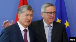 Председатель Еврокомиссии Жан-Клод Юнкер хлопает по плечу президента Кыргызстана Алмазбека Атамбаева. Брюссель, 27 марта 2015 года.