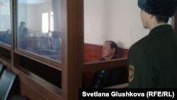 Бывший глава комитета таможенного контроля Серик Баймаганбетов на скамье подсудимых. Астана, 8 января 2013 года. 