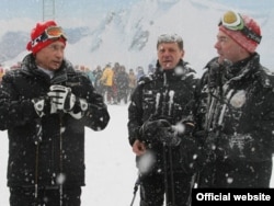 Dmitrij Kozak (u sredini) bio je glavni čovek Kremlja za organizaciju Zimskih olimpijskih igara u Sočiju 2014. godine. Na fotografiji iz 2008. vidi se kako skija s tadašnjim predsednikom Dmitrijem Medvedevim i tadašnjim premijerom Vladimirom Putinom.