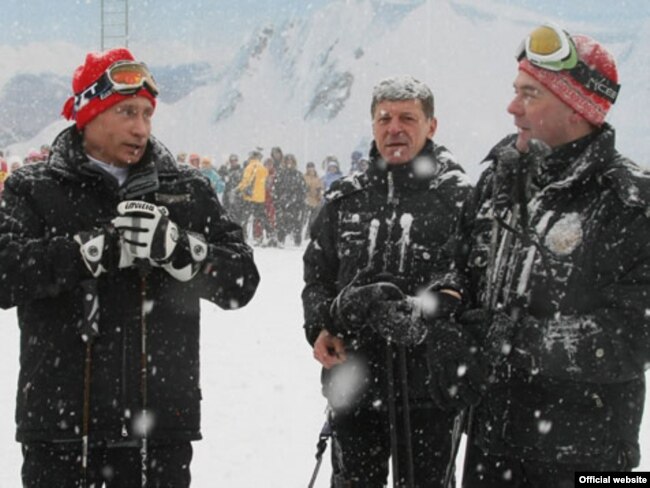 Dmitry Kozak (në qendër) shihet duke bërë ski në një vend olimpik në vitin 2008 me presidentin e atëhershëm rus Dmitry Medvedev (djathtas) dhe kryeministrin e atëhershëm Vladimir Putin (majtas).