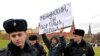 Задержание участника одиночного пикета против политики министерства культуры в Москве 
