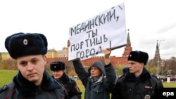 Задержание участника одиночного пикета против политики министерства культуры в Москве 