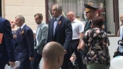 Сергей Аксенов и Владимир Константинов идет по Симферополю после парада