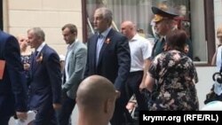 Сергей Аксенов и Владимир Константинов идет по Симферополю после парада