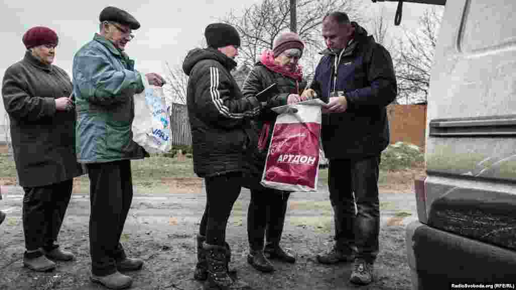 Людям привезли гігієнічні набори та фільтри для води. Гуманітарна допомога &ndash; один із найважливіших факторів виживання людей на цій території