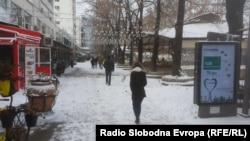 Луѓе се движат по снежни улици во центарот на Скопје