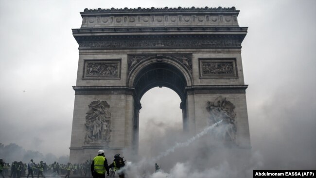 Столкновения в Париже: более 100 человек травмированы (фоторепортаж)