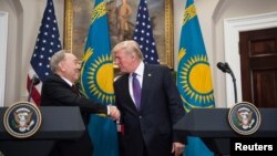 Президент Нурсултан Назарбаев (справа) и президент США Дональд Трамп обмениваются рукопожатиями во время выступления перед прессой в Белом доме. Вашингтон, 16 января 2017 года.