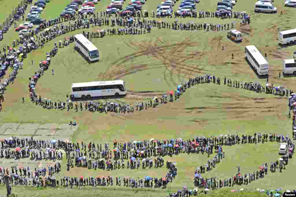 Mourners queue to view the body of former South African President Nelson Mandela as he lies in state at the Union Buildings in Pretoria. (Reuters/GCIS/Handout via Reuters)