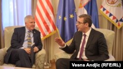 Ambasadori amerikan në Beograd, Kyle Scott dhe presidenti serb, Aleksandar Vuçiq.