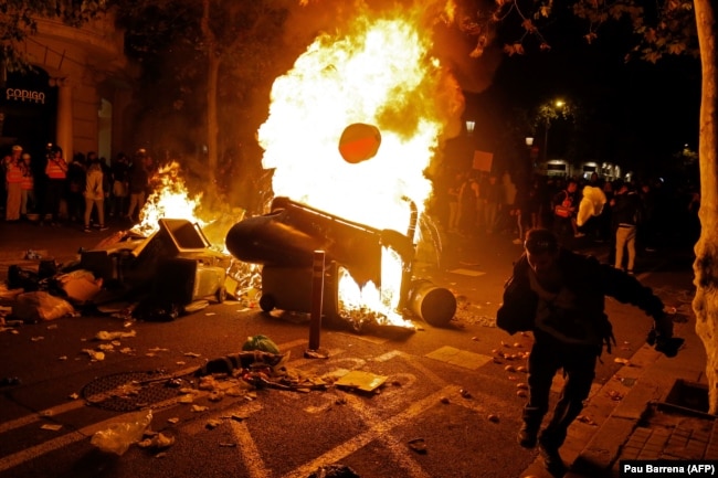 Protesti u četvrtak su počeli mirno, no raspoloženje se promijenilo kasnije u toku noći (Barcelona, 17. oktobra 2019.)