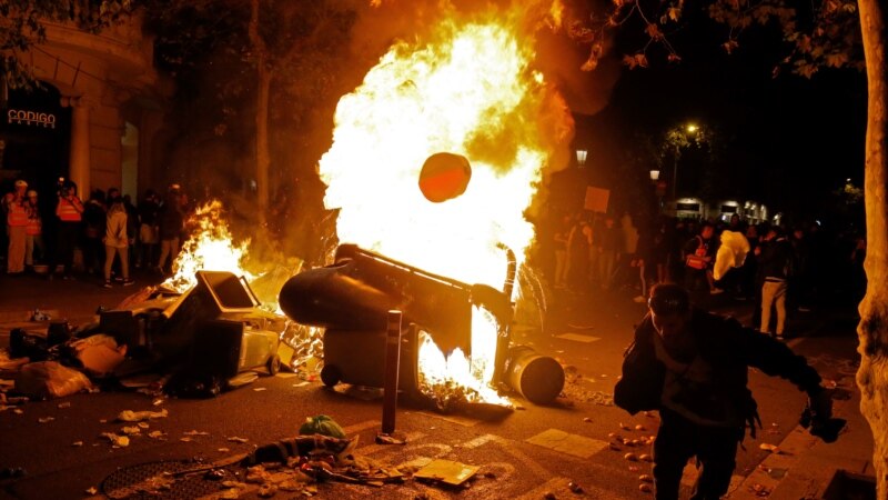 Демонстрантите се судрија со полицијата во Барселона