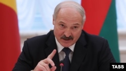 Белорусский президент Александр Лукашенко сказал, что Москва ведет себя "неприлично"