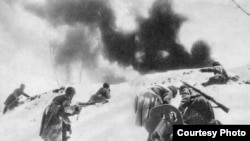 Взятие высоты советскими солдатами. Архивное фото