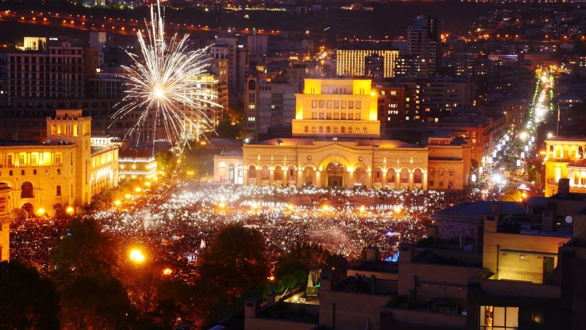 Centre yerevan. Ереван центр города. Площадь революции Ереван. Ереван площадь Республики вечером. Ереван панорама.