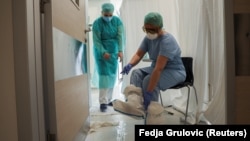 Medicinsko osoblje radi u okviru intenzivne nege Kliničkog centra Vojvodine 