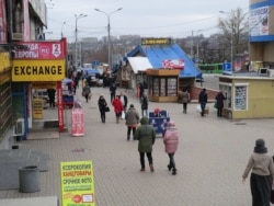 Донецк 23 марта. Уже отменены концерты и спектакли, но рынки и торговые центры работают. По состоянию на вечер 27 марта российские гибридные силы утверждают, что больных коронавирусом на территории ОРДЛО нет