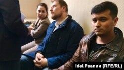 Эмиль Гараев (справа) в Кировском райсуде Казани 27 апреля