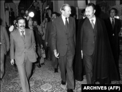 هواری بومدین (راست) و بوتفلیقه (چپ) در بازدید دبیرکل وقت سازمان ملل (وسط) از الجزایر در ۱۹۷۷