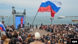 Жители Севастополя слушают телеобращение президента России Владимира Путина. 17 апреля 2014 года