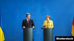 Украина президенті Петр Порошенко мен Германия канцлері Ангела Меркель.
