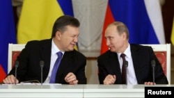 Ռուսաստանի և Ուկրաինայի նախագահներ Վլադիմիր Պուտինը և Վիկտոր Յանուկովիչը Կրեմլում մի շարք փաստաթղթերի ստորագրման արարողությունից հետո, 17-ը դեկտեմբերի, 2014թ․
