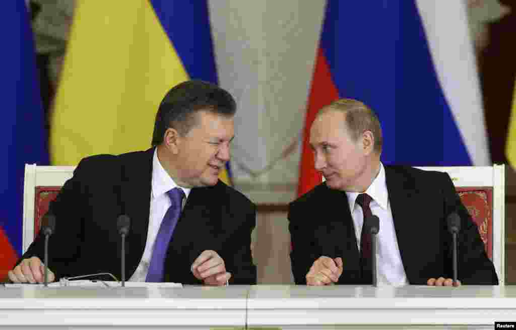 17 декабря в Москве прошла встреча президента России Владимира Путина и президента Украины Виктора Януковича. После переговоров российский лидер сообщил, что цена на поставки газа в Украину будет снижена на треть и Москва выдаст Киеву кредит в 15 миллиардов долларов из своего Фонда национального благосостояния. Лидеры украинской оппозиции потребовали от Виктора Януковича подробной информации о том, на каких условиях были подписаны соглашения и являются ли они шагом на пути к вступлению Украины в Таможенный Союз. Путин и Янукович заявили, что во время встречи вопрос вхождения Украины в Таможенный союз не обсуждался.