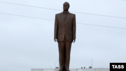Памятник Гейдару Алиеву. Ульяновск, 24 ноября 2009 года. 
