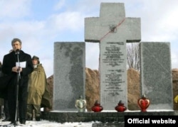 Віктор Ющенко і Лех Качинський на Львівщині під час відзначень 65-х роковин трагедії в селі Гута Пеняцька. 28 лютого 2009 року