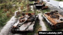 Украинада кыйраган орусиялык армиянын танктары. 