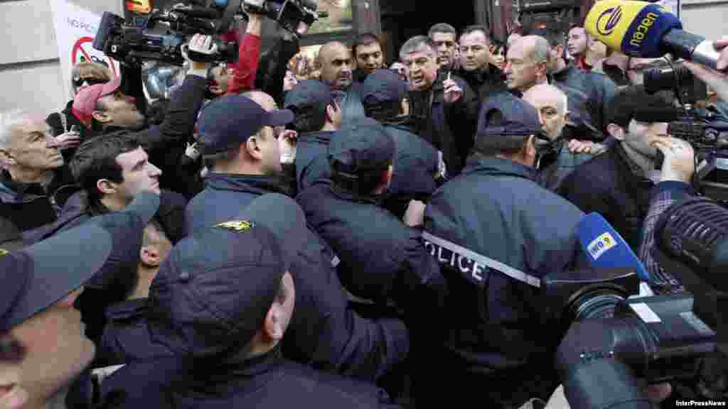 Tbilisi, 8 fevral 2013. Milli kitabxana qarşısında Saakashvili əleyhidarları ilə prezidentin binaya yolunu açmağa çalışan polis arasında qarşıdurma