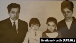  Полина, Александър и двете им дъщери 