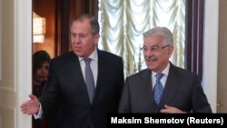 Pakistani Foreign Minister Khawaja Asif (right) met with his Russian counterpart Sergei Lavrov (left) in Moscow on February 20