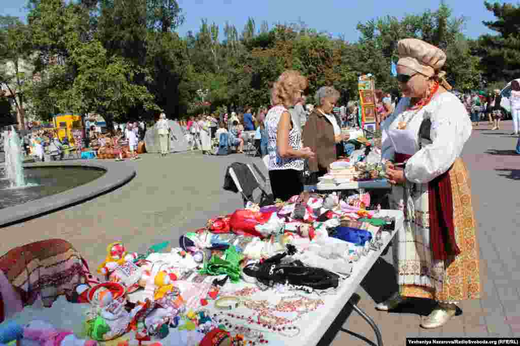 На виставці майстрів можна було побачити та придбати іграшки, різноманітні прикраси та сувеніри