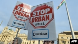 Будапешт. Демонстранты призывают голосовать против партии ФИДЕС премьер-министра Виктора Орбана