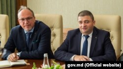 Ministrul Dănuț Andrușca și ambasadorul român Daniel Ioniță la discuțiile cu premierul Pavel Filip