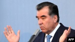 Latvia -- Tajik President Президенти Тоҷикистон Эмомалӣ Раҳмон дар нишасти хабарӣ дар Рига, 9 феврали соли 2009.