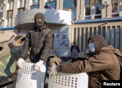 Участники сепаратистских акций в Луганске