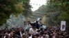 انفجار «ترقه دست‌ساز» در مسیر احمدی‌نژاد در همدان؛ دستگیری چند مظنون