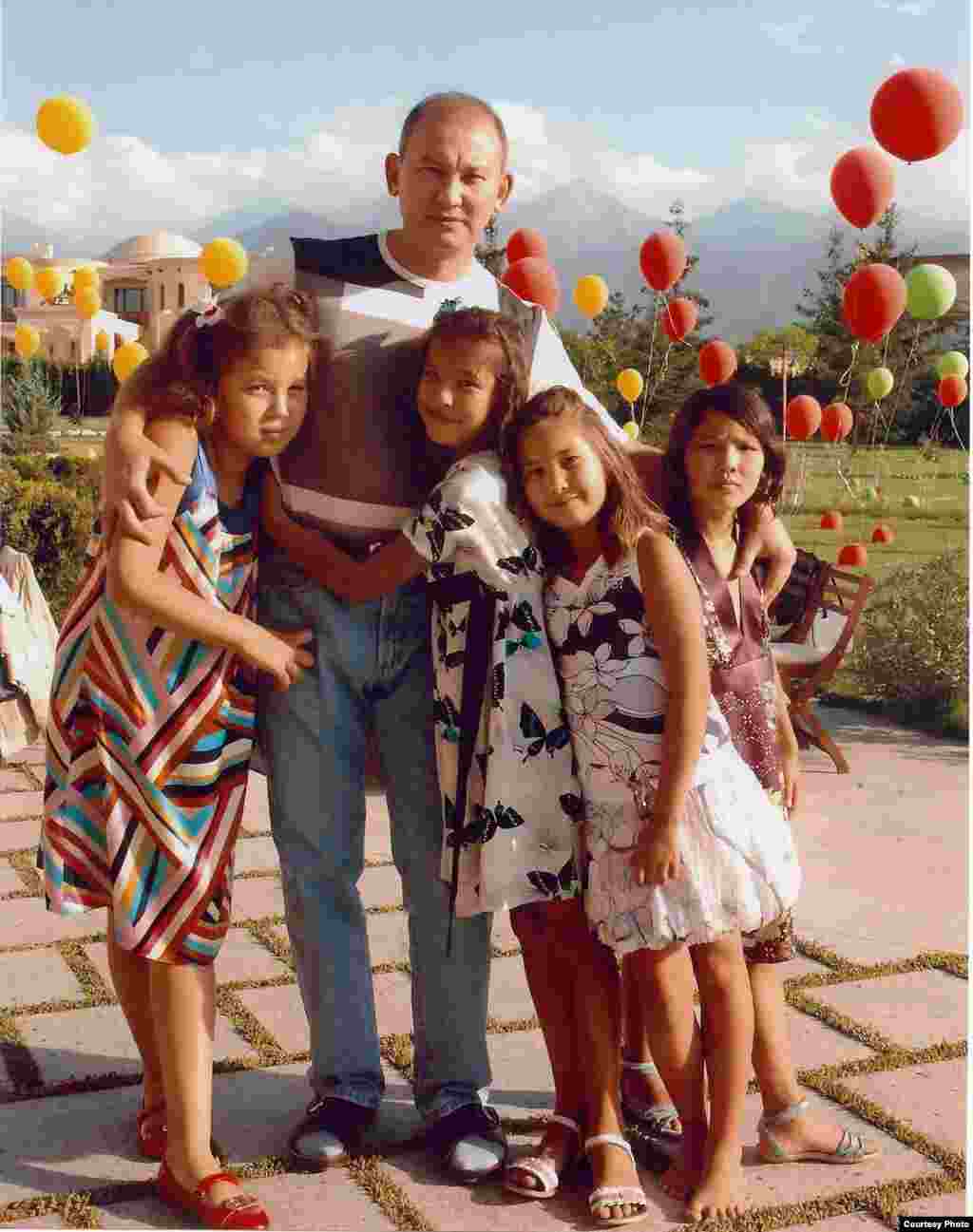 Мухтар Джакишев с детьми. - Бывший президент «Казатомпрома» Мухтар Джакишев со своими дочерьми.