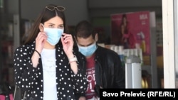 Ljudi nose zaštitne maske kako bi sprečili širenje korona virusa